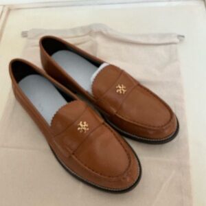 TORY BURCH CLASSIC LOAFERS IN COCONUT SUGAR  SIZE 7